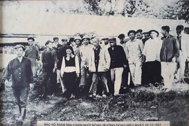 bac_ho_di_tham_quan_khu_trai_chan_nuoi_lop_cua_nong_truong_dong_hieu7937435_8122021.jpg
