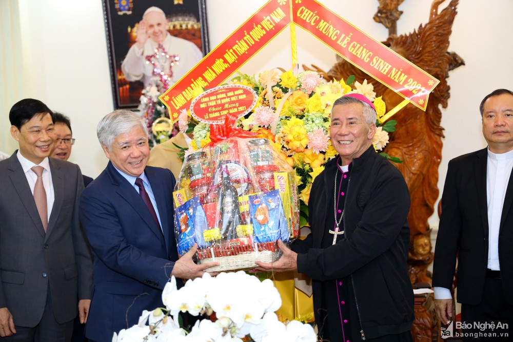 Chủ tịch Ủy ban Trung ương Mặt trận Tổ quốc Việt Nam chúc mừng Giáng sinh Giáo phận Vinh