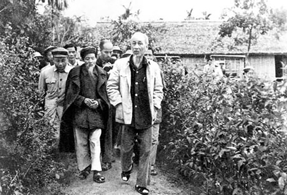 bac_ho_ve_tham_hoang_tru_que_ngoai_nam_19615660205_2122021--n1.jpg