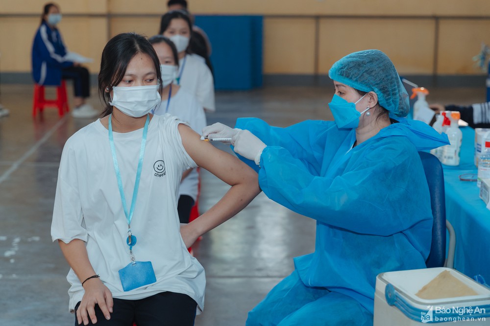 ‘Đi từ ngõ, gõ từng nhà’ để rà soát, đẩy nhanh tiến độ tiêm vắc xin phòng COVID-19