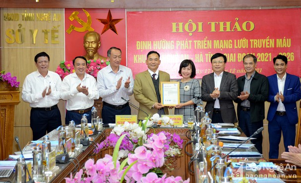 bna_to_chuc_quacert_trao_giay_chung_nhan_anh_thanh_chung568537_17122021--n1.jpg