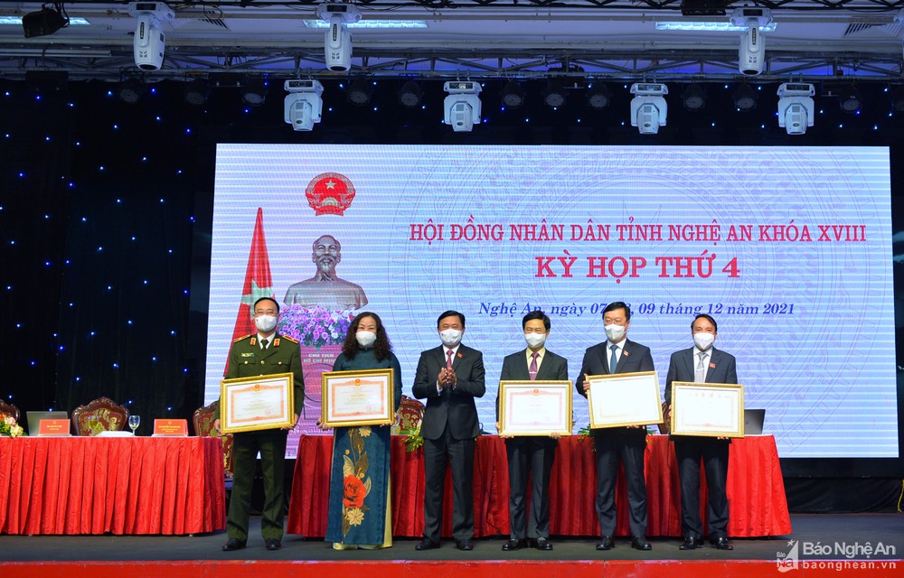 5 tập thể và 5 cá nhân được tặng Bằng khen trong công tác bầu cử đại biểu Quốc hội