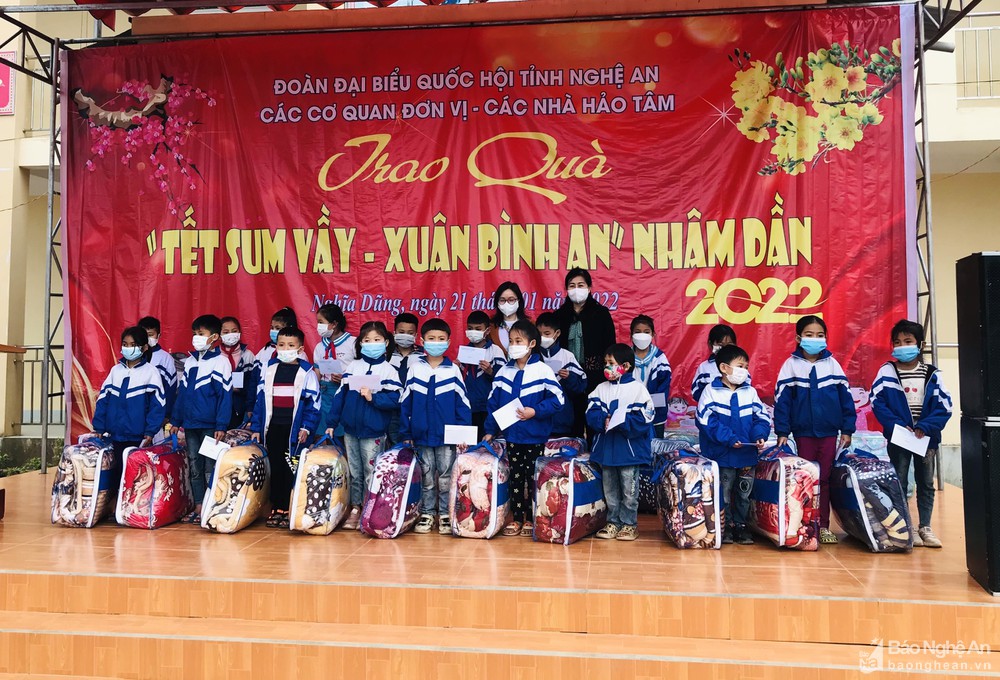 Đoàn Đại biểu Quốc hội tỉnh Nghệ An trao quà Tết tại các địa phương