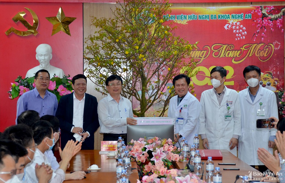 Phó Chủ tịch UBND tỉnh Bùi Đình Long tặng quà, chúc Tết các bệnh viện