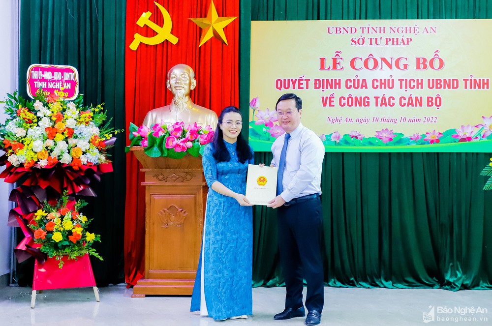 bna-chu-tich-ubnd-tinh-nguyen-duc-trung-trao-quyet-dinh-dieu-dong-bo-nhiem-dong-chi-hoang-thi-thu-trang-giu-chuc-giam-doc-so-tu-phap-1053.jpg