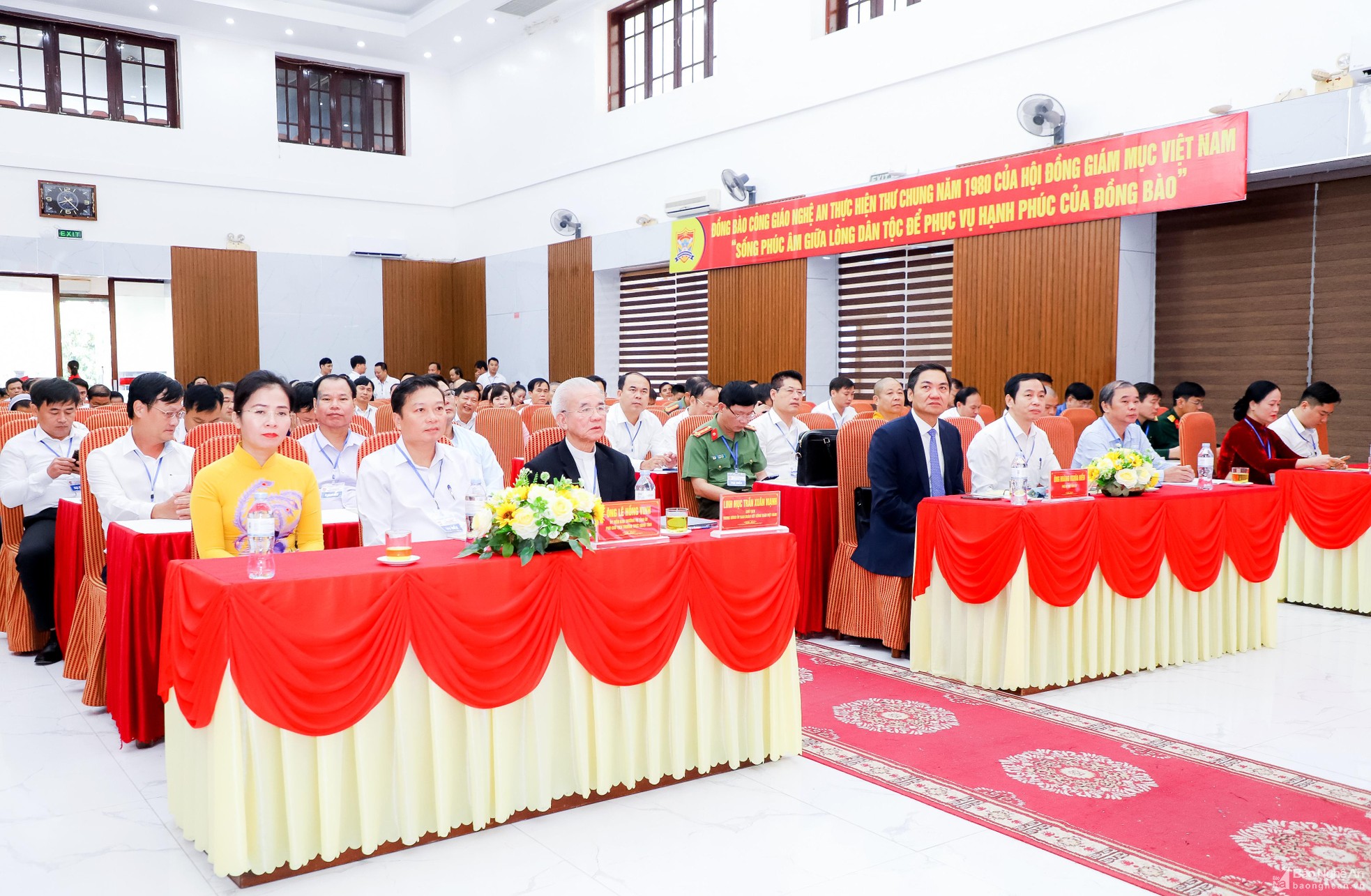 bna-cac-dong-chi-lanh-dao-trung-uong-uy-ban-doan-ket-cong-giao-viet-nam-va-tinh-nghe-an-tham-du-dai-hoi-4497.jpg