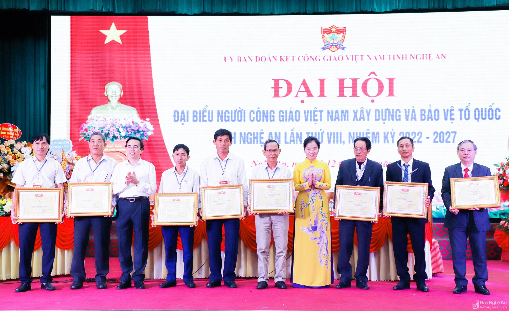 bna-tang-bang-khen-cua-uy-ban-mttq-tinh-cho-cac-tap-the-ca-nhan-5399.jpg