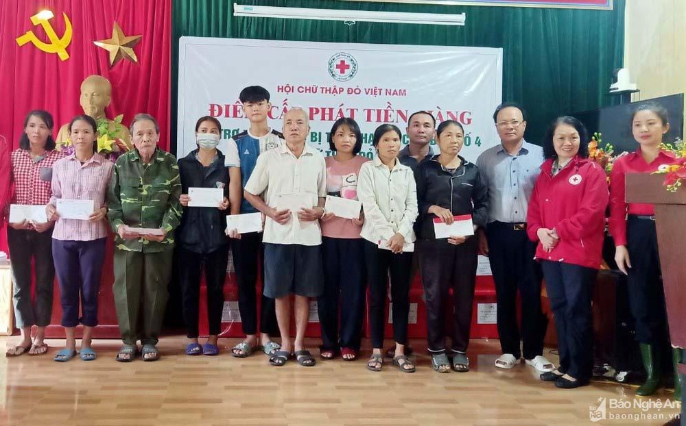 bna-trao-qua-cua-hoi-chu-thap-do-viet-nam-dong-vien-nguoi-dan-xa-thanh-xuan-huyen-thanh-chuong-1-ho-1-trieu-dong-8456--n1.jpg
