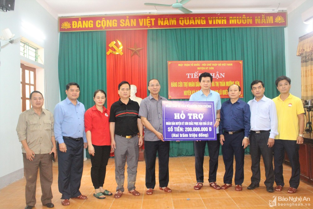 bna-lanh-dao-huyen-con-cuong-trao-tien-ung-ho-nguoi-dan-vung-lu-ky-son-2074.jpg