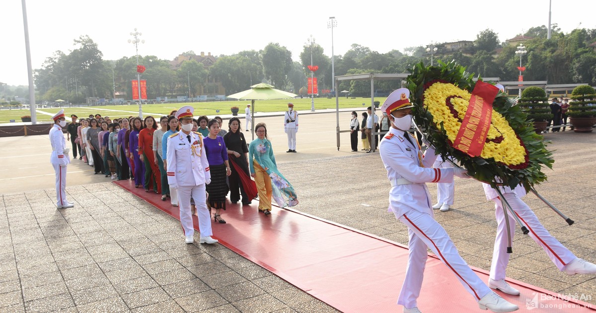 Đoàn đại biểu nữ lãnh đạo quản lý, nữ ĐBQH và HĐND tỉnh Nghệ An vào Lăng viếng Chủ tịch Hồ Chí Minh