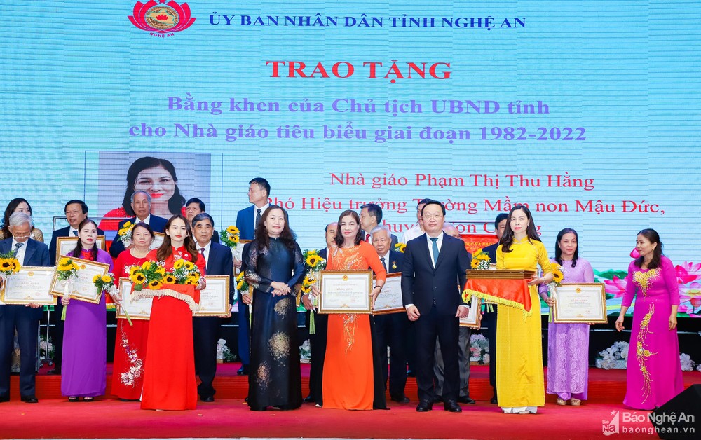 bna-chu-tich-ubnd-tinh-nguyen-duc-trung-va-truong-ban-tuyen-giao-tinh-uy-nguyen-thi-thu-huong-trao-bang-khen-tang-hoa-cho-cac-nha-giao-tieu-bieu-xuat-sac-giai-doan-1982-2022-7422.jpg