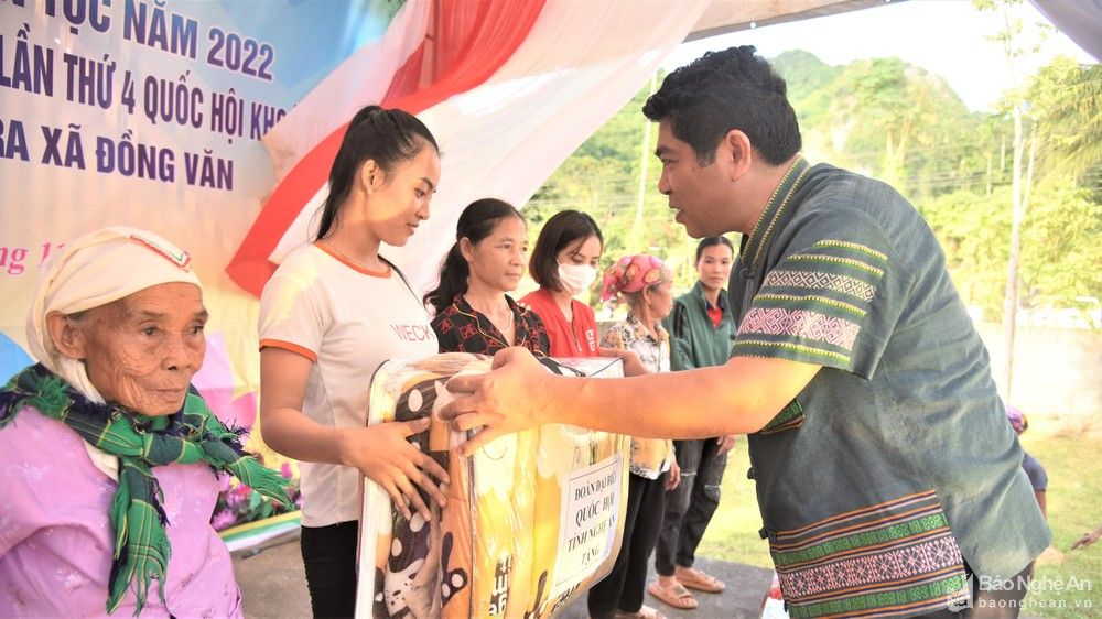 Đại biểu Quốc hội tiếp xúc cử tri và dự Ngày hội Đại đoàn kết tại huyện Tân Kỳ