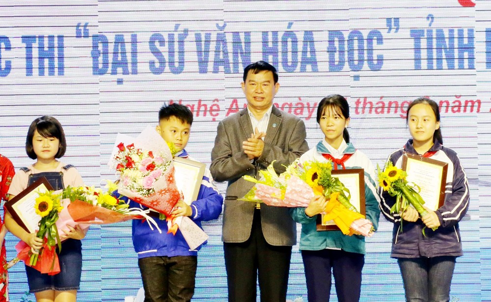 pho-giam-doc-so-gddt-dao-cong-loi-trao-giai-cho-cac-thi-sinh-co-thanh-tich-xuat-sac-tai-cuoc-thi-dai-su-van-hoa-doc-1818.jpg