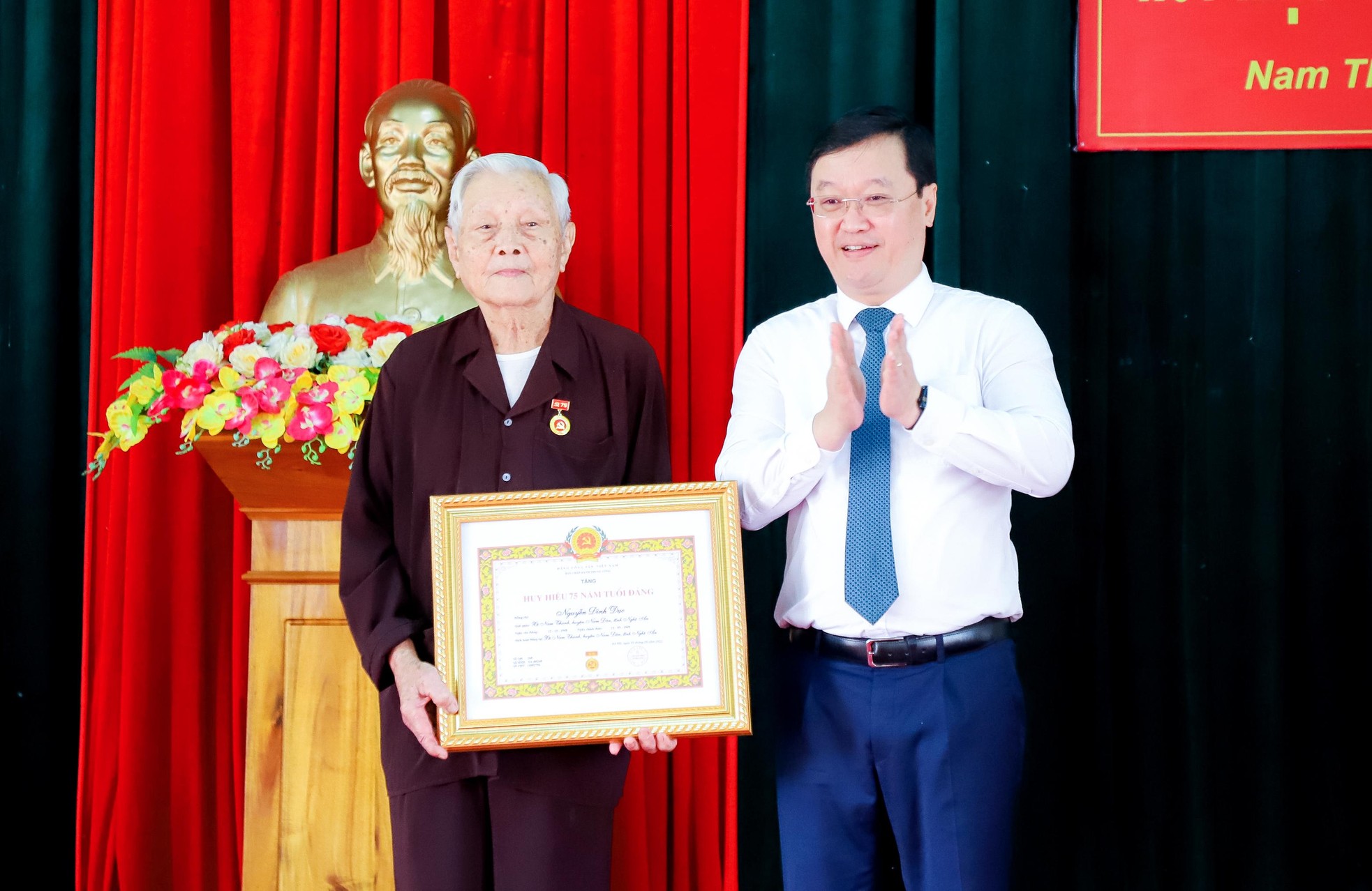 chu-tich-ubnd-tinh-nguyen-duc-trung-trao-huy-hieu-75-nam-tuoi-dang-cho-dang-vien-nguyen-dinh-duc-367.jpg