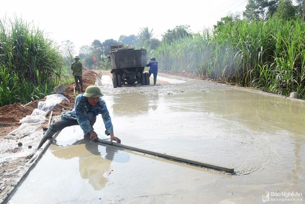 bna-xa-huong-son-dang-trien-khai-do-be-tong-tuyen-duong-tu-trung-tam-xa-den-xom-trung-my-anh-xuan-hoang-881.jpg
