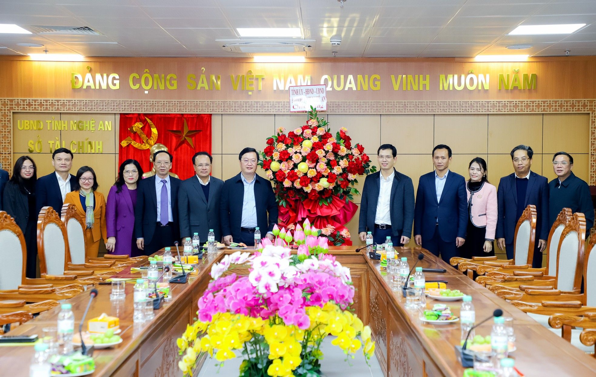chu-tich-ubnd-tinh-nguyen-duc-trung-cung-cac-dong-chi-trong-doan-tang-hoa-chuc-mung-so-tai-chinh-nhan-dip-don-nam-moi-2023-8013.jpg