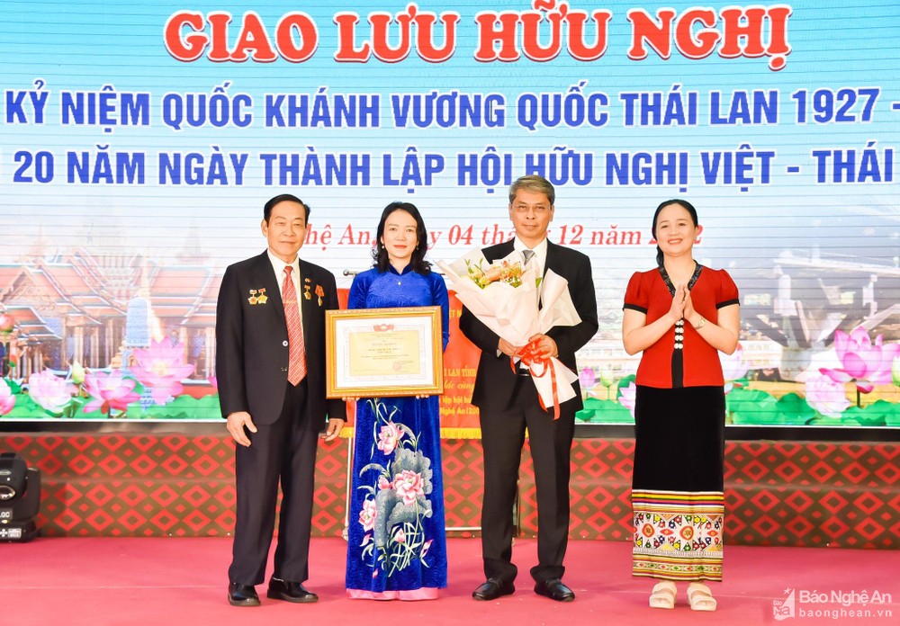bna-tang-bang-khen-anh-thanh-le-4892.jpg