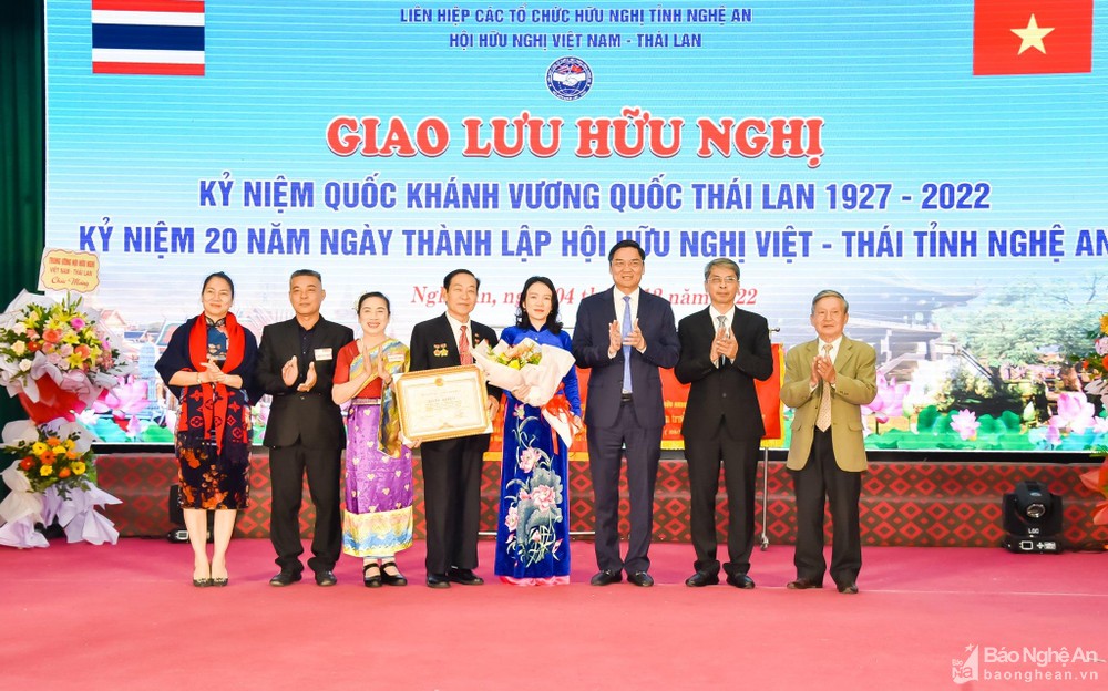bna-trao-bang-khen-anh-thanh-le-9596.jpg