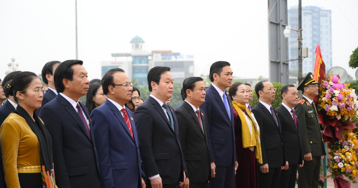 Đoàn đại biểu HĐND tỉnh Nghệ An dâng hoa tưởng niệm Chủ tịch Hồ Chí Minh