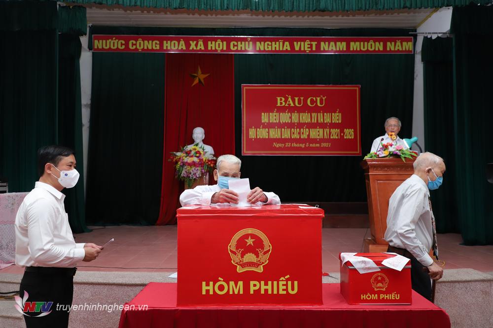 bi_thu_tinh_uy_thai_thanh_quy_cung_cac_cu_tri_bo_phieu_tai_ngay_hoi_bau_cu_dai_bieu_quoc_hoi_kho_xv_va_dai_bieu_hdnd_cac_cap_nhiem_ky_2021_-2026_20220131090906.jpg