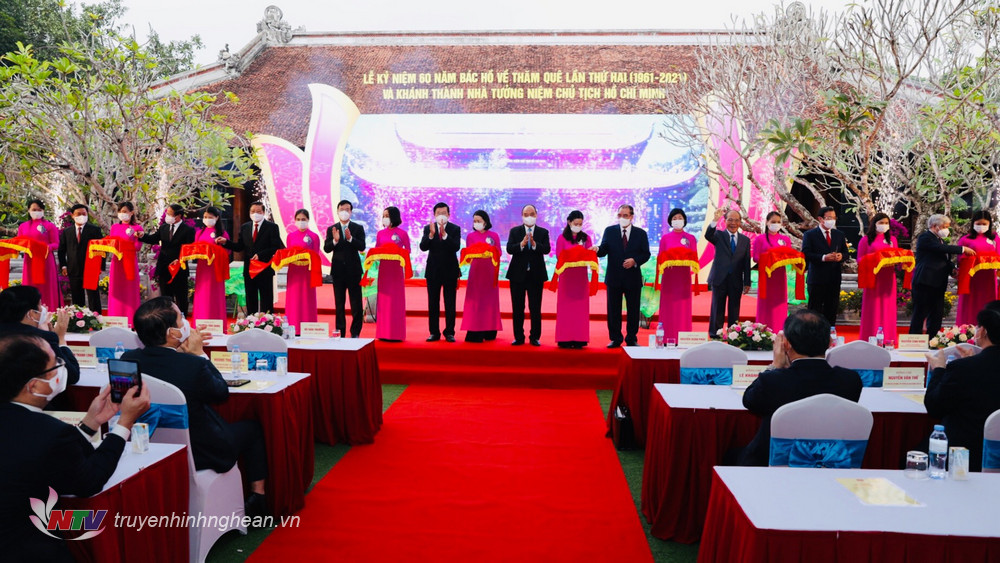 chu_tich_nuoc_nguyen_xuan_phuc_cung_cac_dong_chi_lanh_dao_va_nguyen_lanh_dao_tw_cat_bang_khanh_thanh_cong_trinh_nha_tuong_niem_chu_tich_ho_chi_minh_20220131091012.jpg