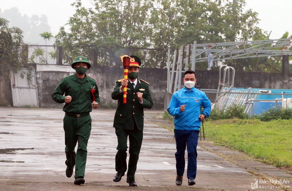 bna_le_thap_lua_truyen_thong_tai_le_giao_nhan_quan_anh__mh7320519_1722022.jpg