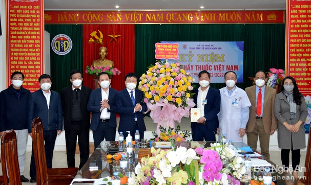bna_tang_hoa_chuc_mung_can_bo_y_te_huyen_nghia_dan_anh_thanh_chung2784749_2222022.jpg