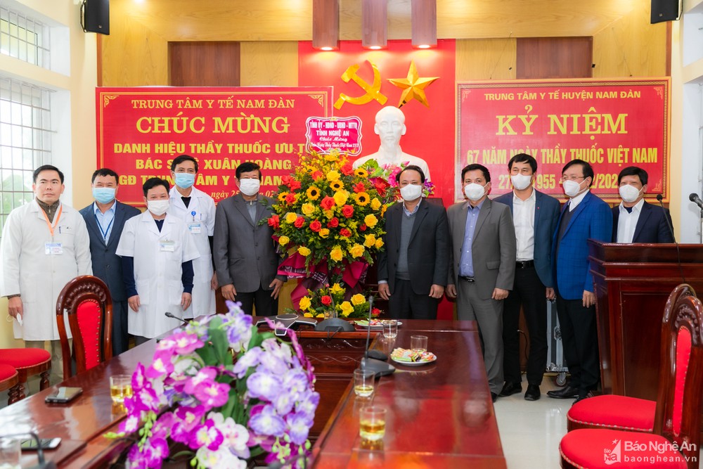 Phó Chủ tịch Thường trực HĐND tỉnh chúc mừng ngày Thầy thuốc Việt Nam tại huyện Nam Đàn