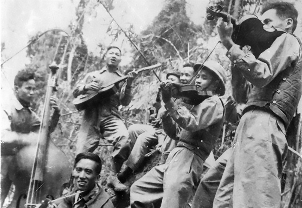 cac-nhac-si-dang-bieu-dien-trong-thoi-ky-khang-chien-chong-phap.jpg