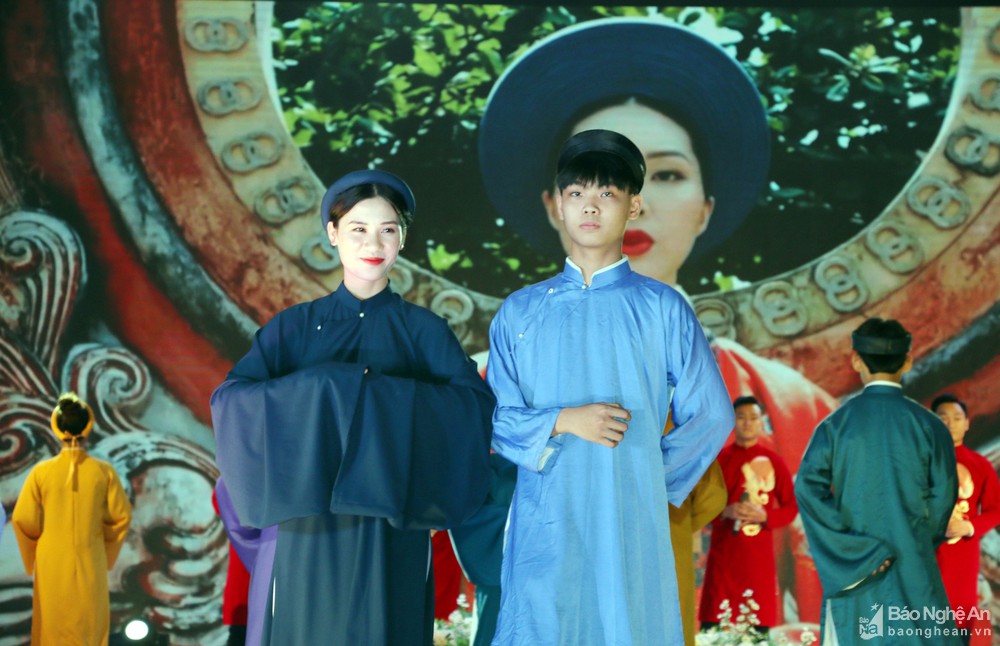 bna_chiec_ao_dai_gan_voi_chieu_dai_lich_su_dat_nuoc_anh__mh6389741_1432022.jpg