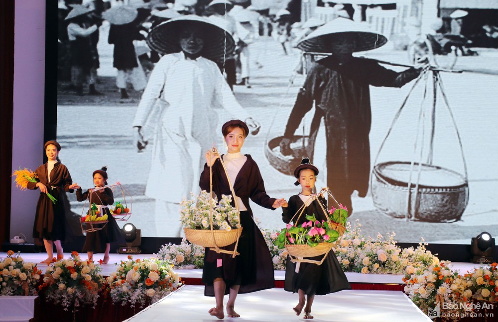 bna_man_trinh_dien_ve_lich_su_ao_dai_viet_nam_anh__mh433985_1432022.jpg