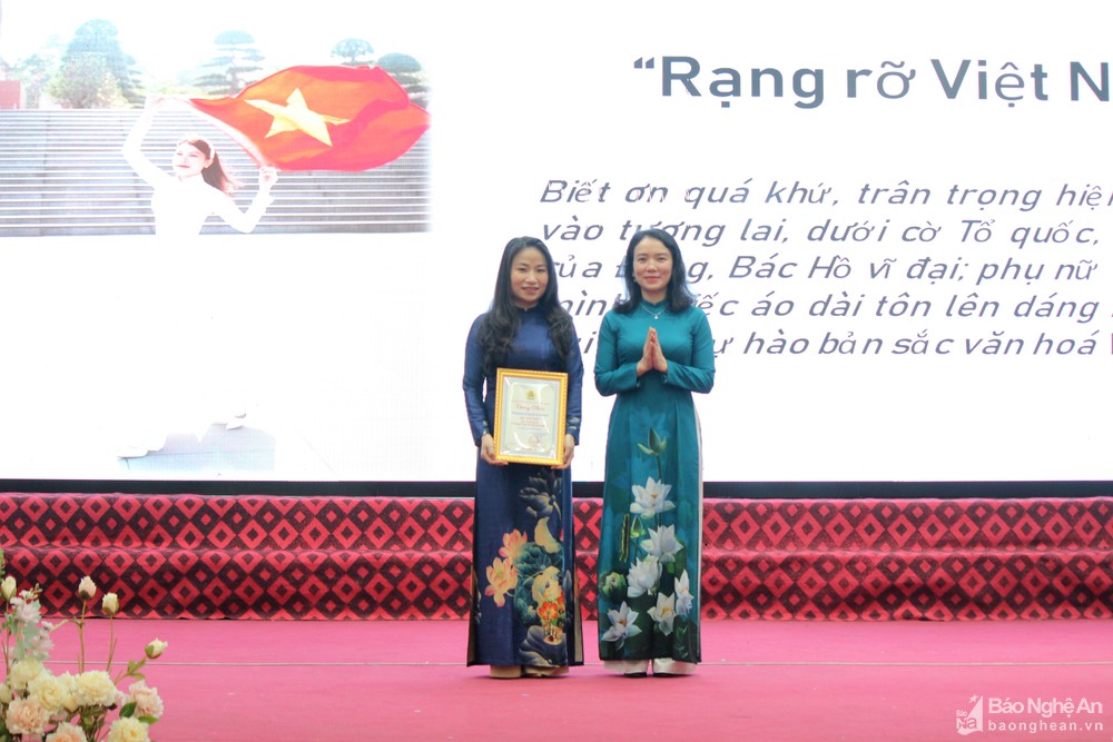 bna__ldld_cdvc_trao_giai_ao_dai_322972423_2932022.jpg