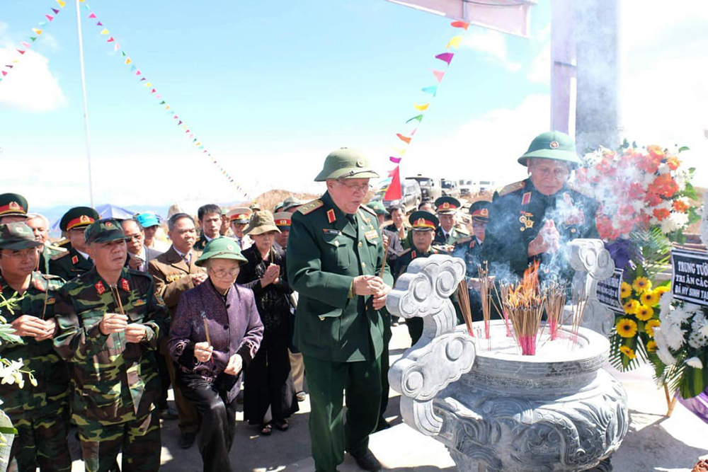 cac_vi_tuong_mot_doi_tran_mac_thap_huong_vieng_cac_anh_hung_liet_sy5418887_3132022.jpg