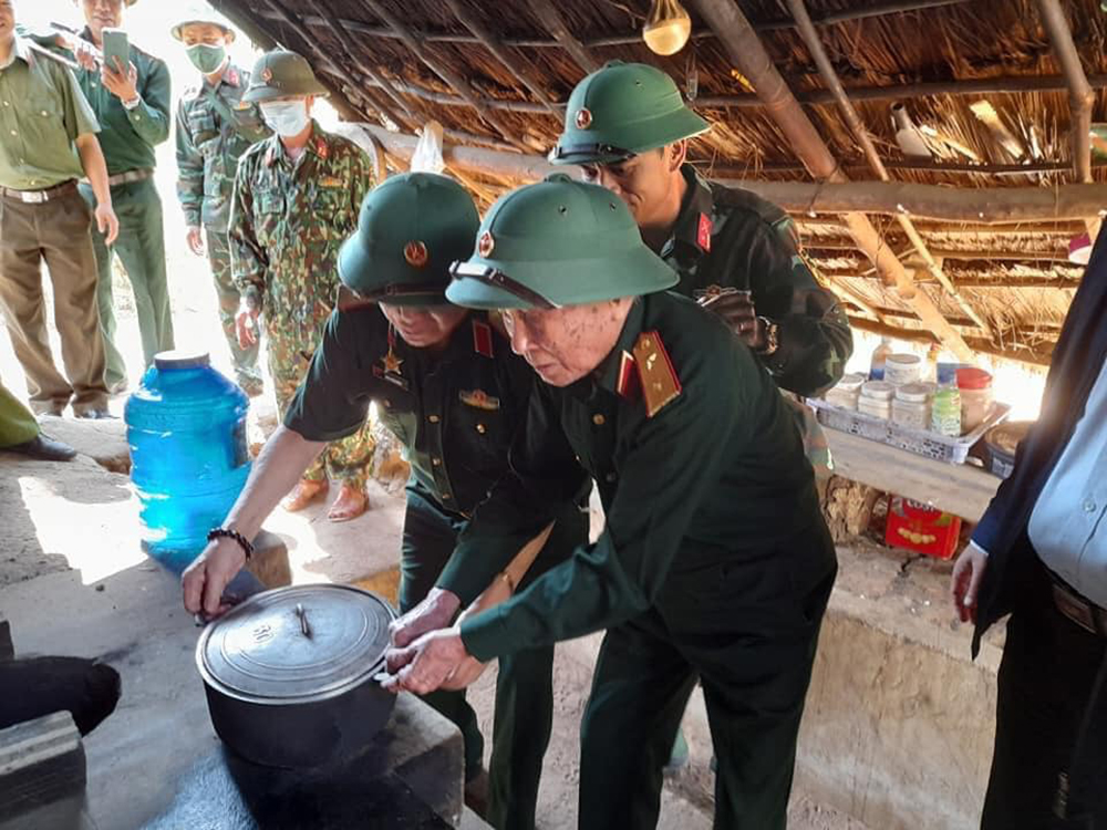 trung_tuong_nguyen_quoc_thuoc_tham_bep__an_giua_rung_cua_chien_sy6556743_3132022--n1.jpg