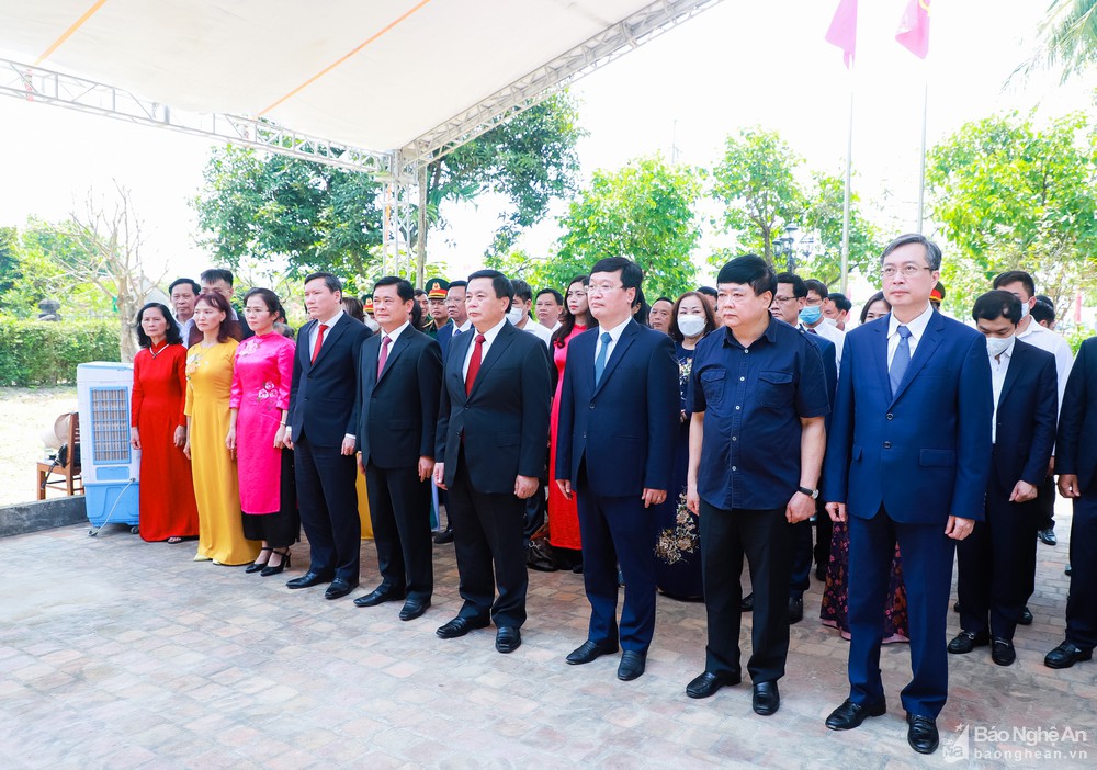 Đồng chí Nguyễn Xuân Thắng dâng hương tưởng niệm nhà lãnh đạo cách mạng tiền bối Phan Đăng Lưu