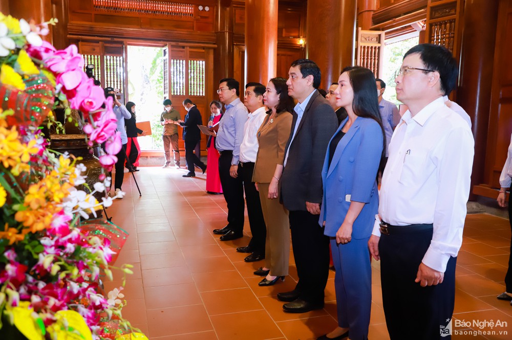 Phó Chủ tịch nước Võ Thị Ánh Xuân dâng hương tưởng niệm tại Khu Di tích Kim Liên