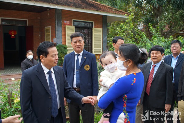 bna_tham_va_dong_vien_cac_cac_me_nuoi_day_trong_truong2107315_442022.jpg