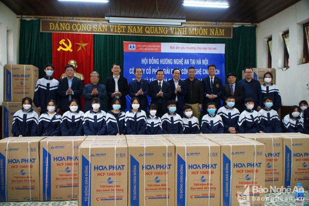 bna_trao_tang_qua_cho_cac_chau_lang_sos1504038_442022--n1.jpg