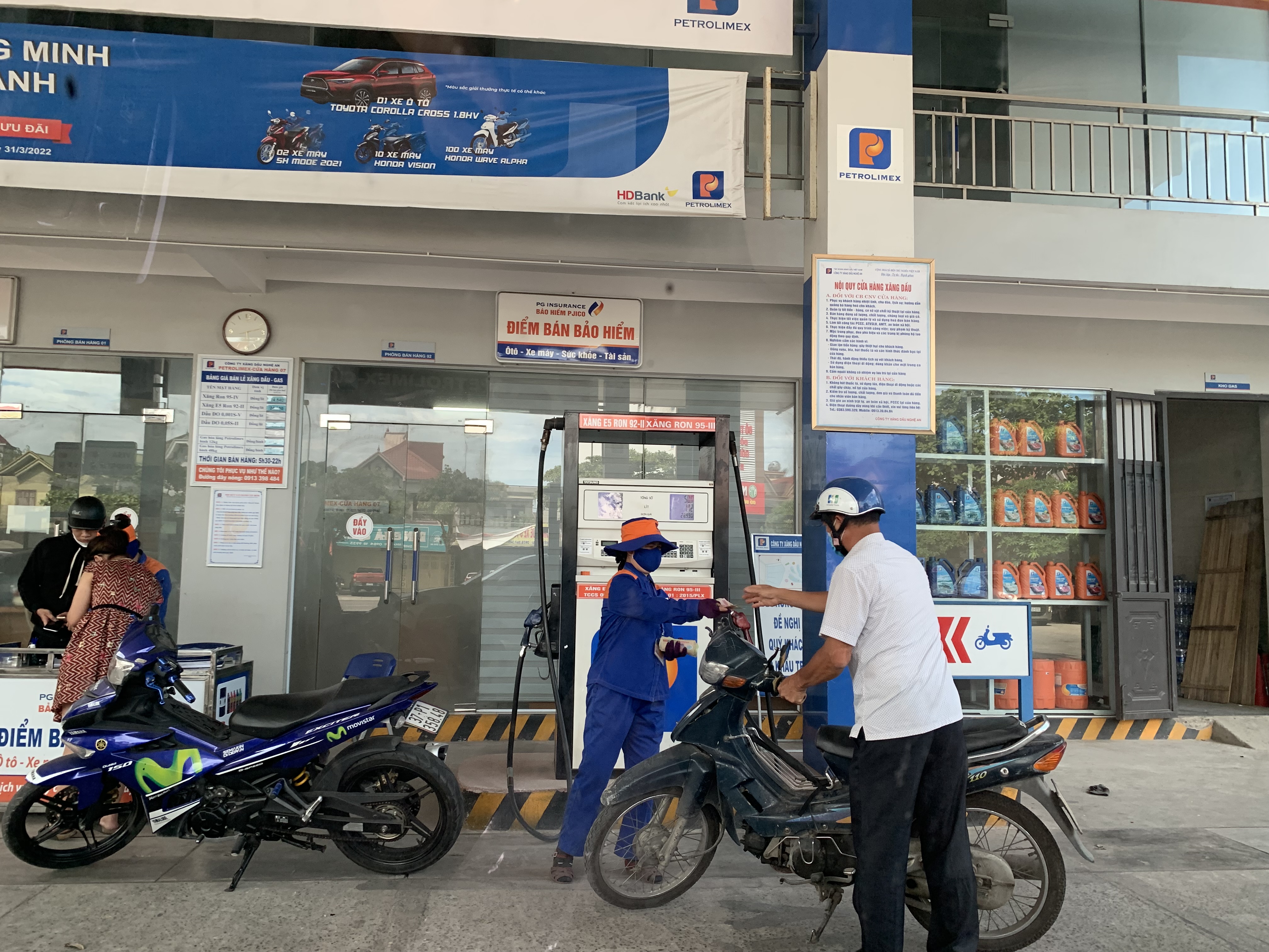 nguoi_dan_do_xang_truoc_thoi_diem_tang_gia7353916_1252022--n1.jpg