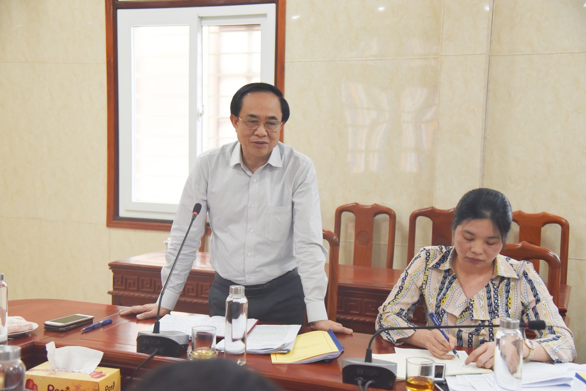 Ong-Doan-Hong-Vu---Giam-doc-So-Lao-dong-Thuong-binh-va-Xa-hoi-trao-doi-nhung-ve-bat-cap-ve-so-luong-nha-giao-day-nghe-tinh-trang-chay-mau-chat-xam-nha-giao-day-nghe.jpeg