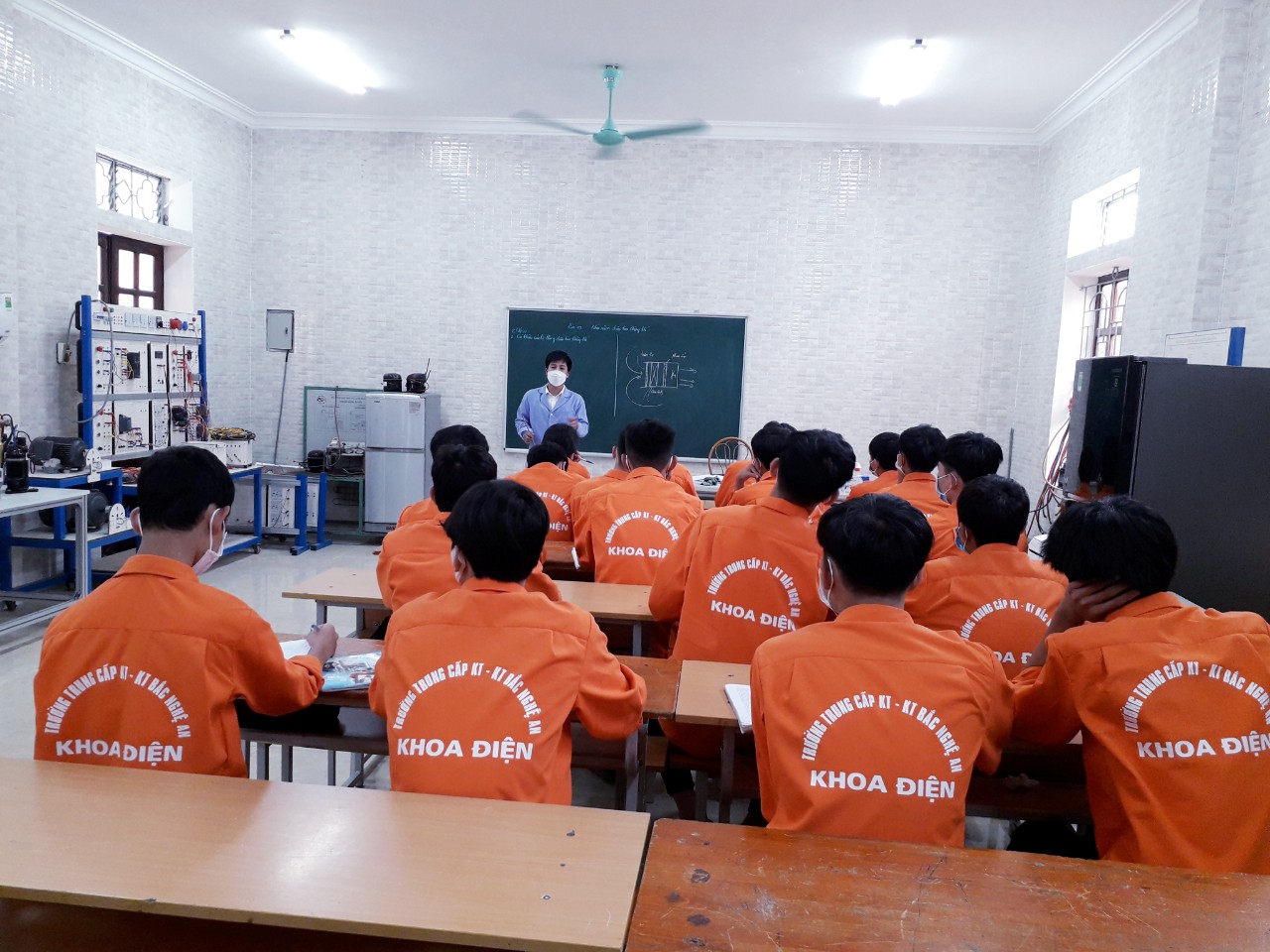 mot-lop-hoc-nghe-tai-truong-trung-cap-kinh-te---ky-thuat-bac-nghe-an.jpg
