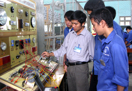 nha-giao-dang-huong-dan-sinh-vien-thuc-hanh-nghe-hinh-minh-hoa.jpg