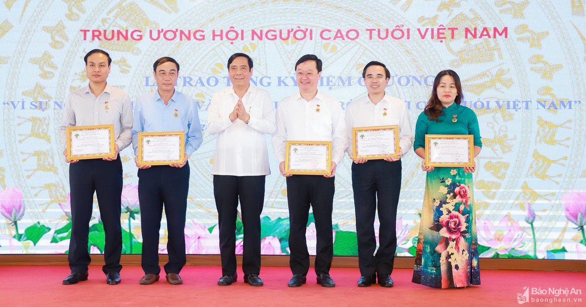 Trung ương Hội Người cao tuổi Việt Nam trao Kỷ niệm chương và ủng hộ an sinh xã hội tại Nghệ An
