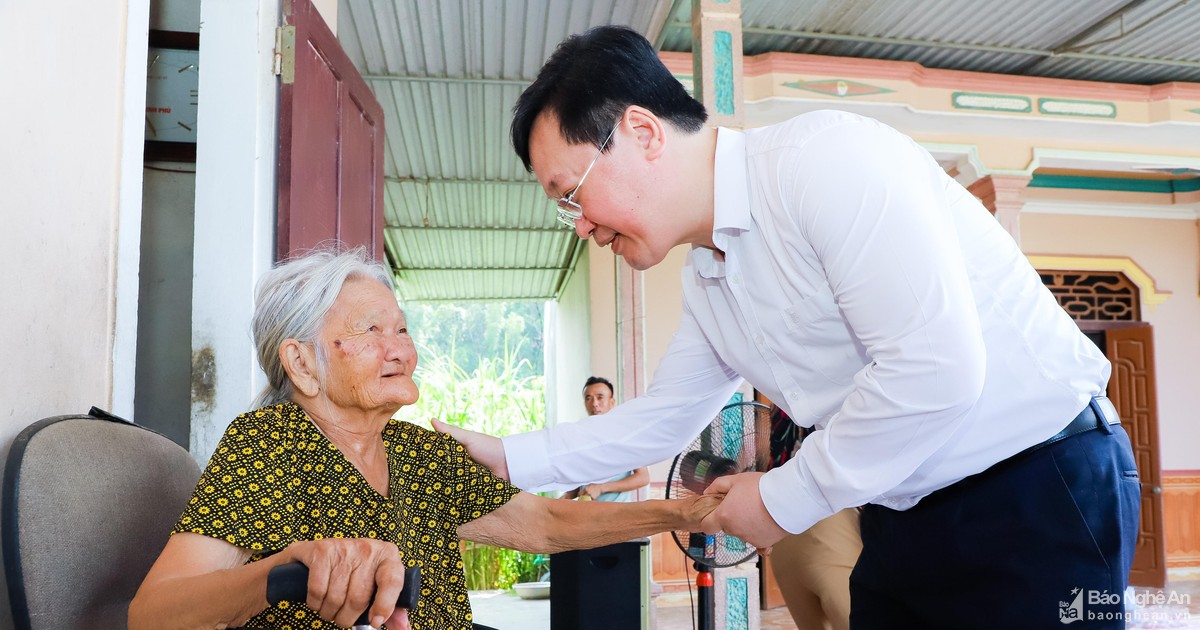 Chủ tịch UBND tỉnh Nguyễn Đức Trung thăm, tặng quà người có công tiêu biểu ở huyện Anh Sơn