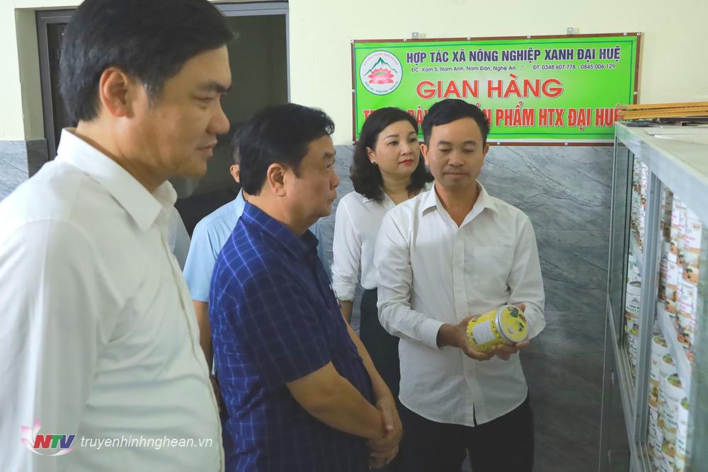 Bộ trưởng Bộ NN&PTNT tham quan mô hình sản xuất sản phẩm OCOP tại huyện Nam Đàn