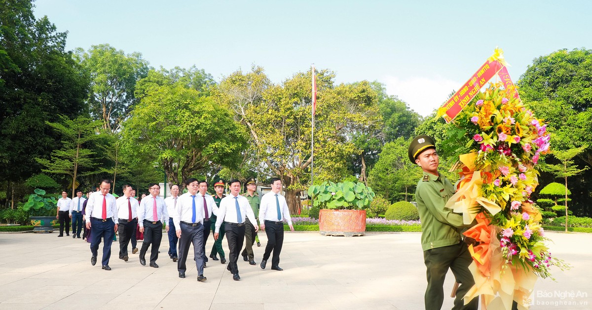 Lãnh đạo tỉnh Nghệ An dâng hoa tưởng niệm Chủ tịch Hồ Chí Minh và các Anh hùng liệt sĩ