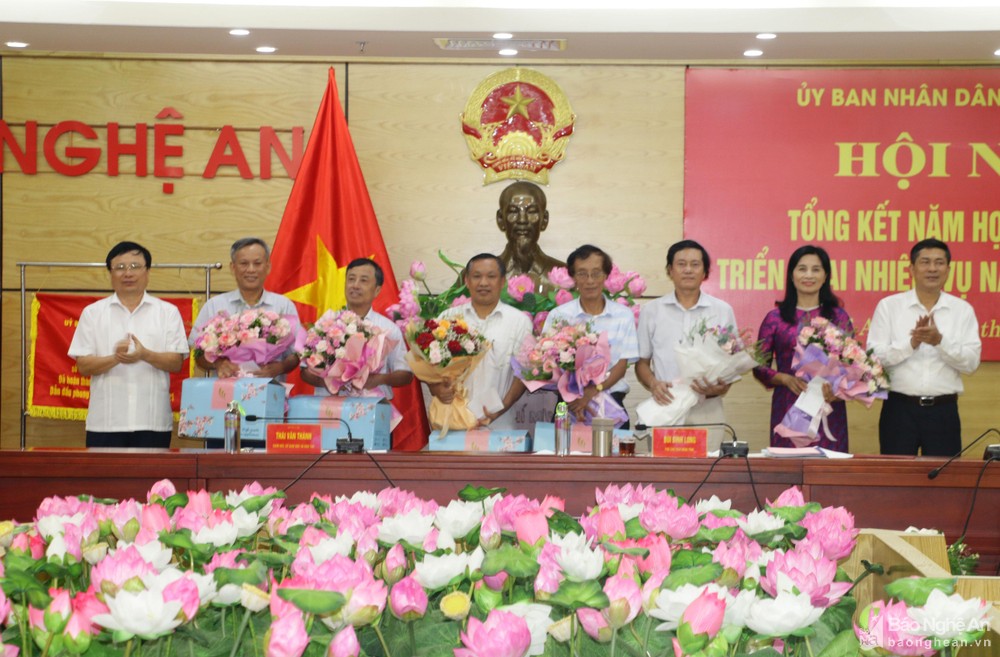 bna-so-giao-duc-va-dao-tao-tang-hoa-cho-cac-giao-vien-ve-huu-hoac-chuyen-cong-tac-anh-my-ha-3473.jpg