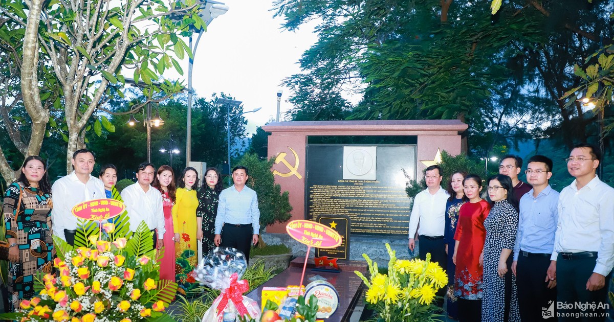 Lãnh đạo tỉnh Nghệ An dâng hương tưởng niệm đồng chí Lê Hồng Phong tại Nghĩa trang Hàng Dương (Côn Đảo)