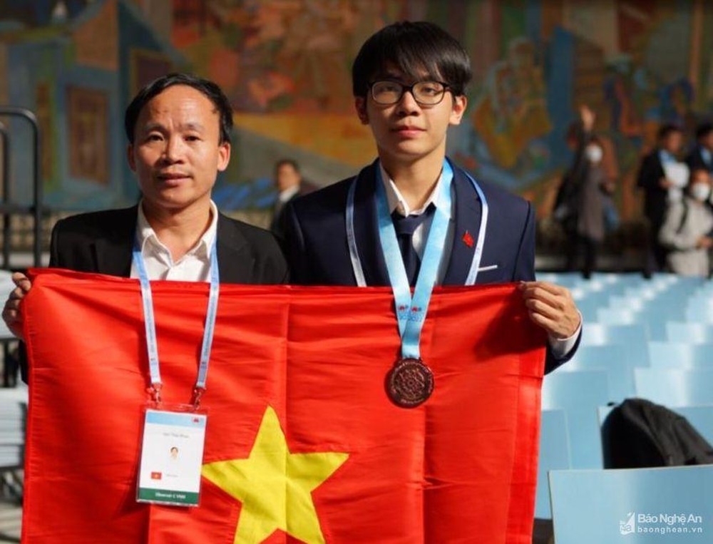bnahoc-sinh-hoang-tien-nguyen-va-thay-giao-phan-van-thai-mot-trong-hai-giao-vien-boi-duong-mon-toan-duoc-khen-thuong-tai-cuoc-thi-olympic-toan-hoc-quoc-te-anh-nvcc-316--n1.jpg