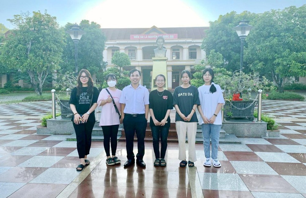 bnanam-hoc-nay-truong-thpt-nguyen-xuan-on-co-nam-hoc-sinh-duoc-khen-thuong-tai-ky-thi-tot-nghiep-thpt-nam-2022-va-la-thanh-tich-tot-nhat-cua-nhieu-truong-trong-nhieu-nam-qua-anh-ntcc-8220.jpg